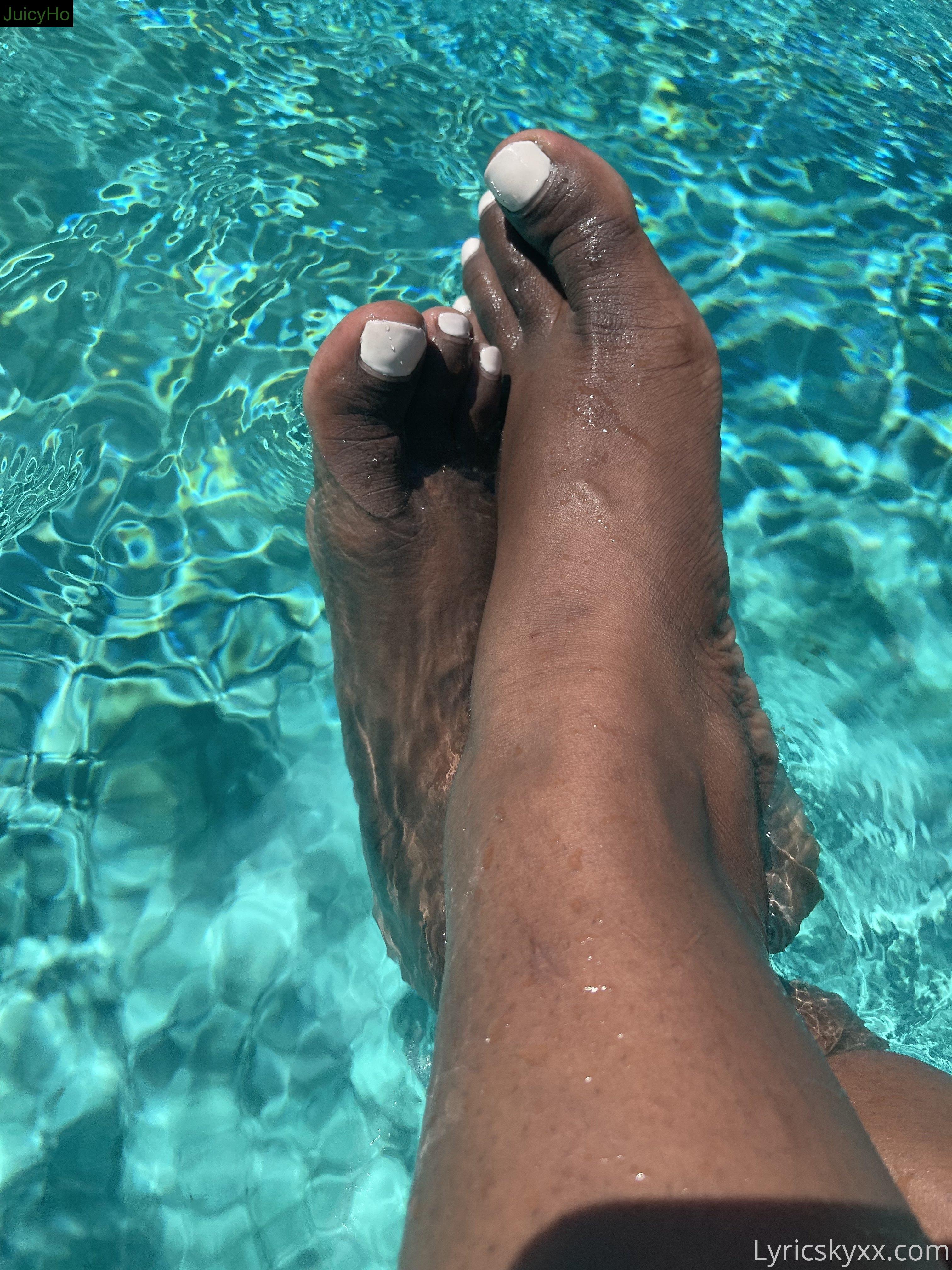 lyricskyxx feet